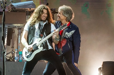 BON JOVI: Bon Jovi готовят альбом "Forever" и выпускают бодрый сингл "Legendary".