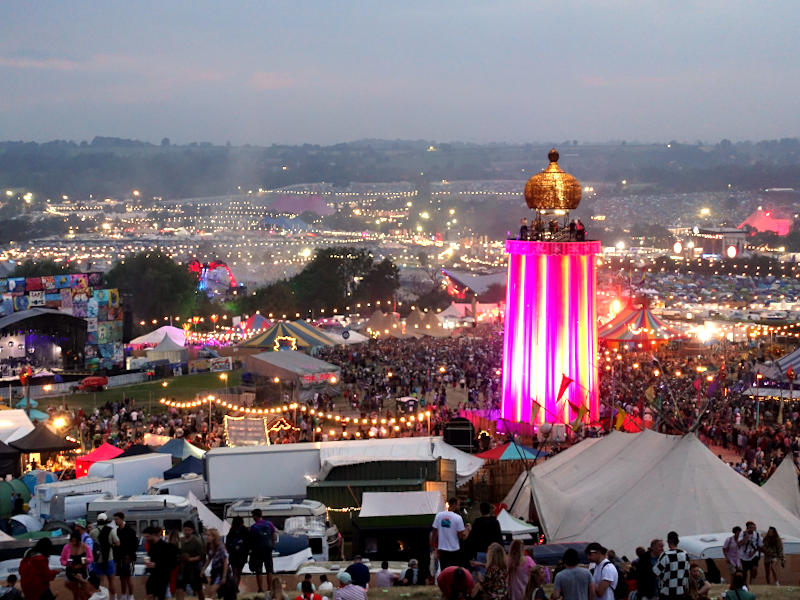 Glastonbury 2022. Четверг. The Park и Ribbon Tower — один из символов фестиваля