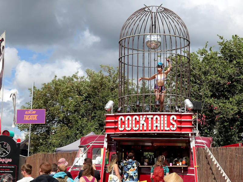 Glastonbury 2022. Cуббота. Коктейль-бар в Theatre Field