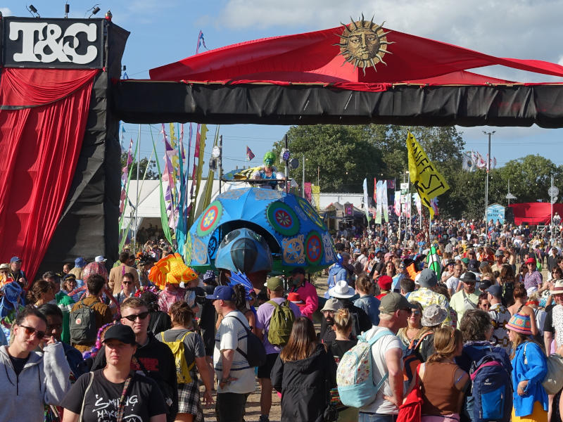 Glastonbury 2022. Воскресенье. Theatre and Circus Field