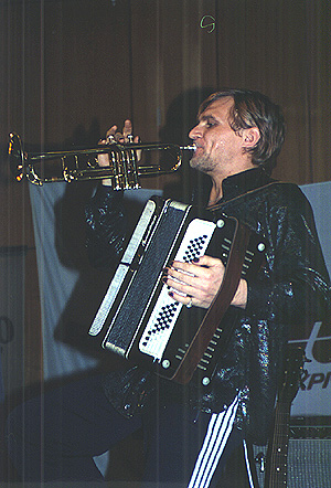 Олег Скрипка играет на трубе