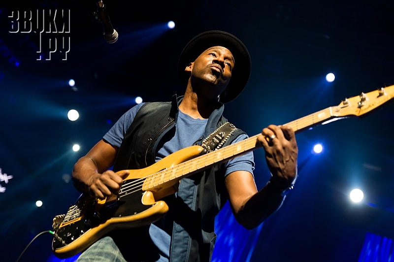 Басист Маркус Миллер. Marcus Miller Live in Montreux 2001. Фото Маркус Миллер бас гитарист. Marcus Miller Renaissance.