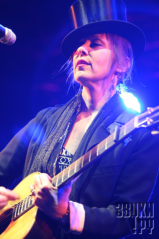 Suzanne VEGA