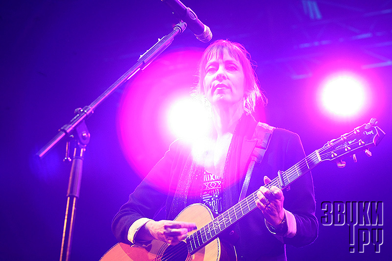 Suzanne VEGA