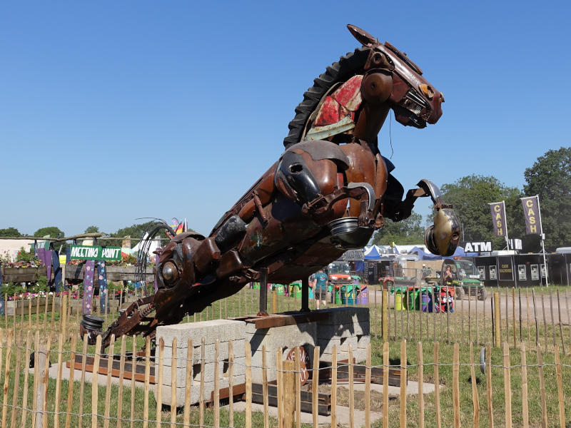 Glastonbury 2022. Cреда. Скульптура Rustang Sally (Mutoid Waste Company)