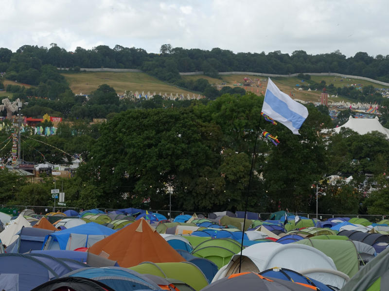 Glastonbury 2022. Воскресенье. Бело-сине-белый флаг над палаточным лагерем